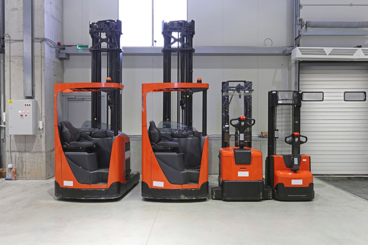 heavy-duty pallet trucks (1) A heavy-duty pallet truck.
