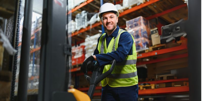 pallet truck dimensions (1) The pallet truck operator is happy to work.