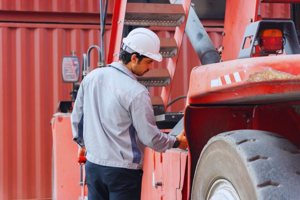 Forklift Tow Truck vs. Standard Towing Equipment: Which Is Right for Your Business?